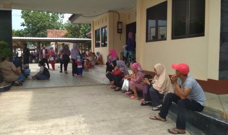 Sejumlah warga Kecamatan Babelan Kabupaten Bekasi, Kamis (9/11) ini mulai mendatangi kantor kecamatan untuk antre mengambil E-KTP. Mereka datang kembali, setelah semalam mengantre nomor antrean sejak pukul 00.00 dini hari tadi.