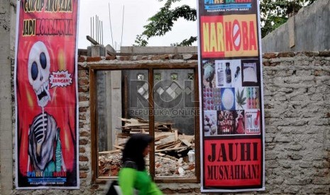  Sejumlah warga kelurahan Pejaten Barat, Jakarta Selatan mengikuti sosialisasi saat dilakukannya penilaian lomba kampung bebas narkoba di kawasan RT 02 RW 07 Pejaten Barat, Jumat (18/10).  (Republika/Prayogi)