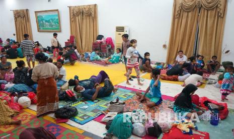 Sejumlah warga korban banjir menempati tempat pengungsian Bele Li Mbui, Kota Gorontalo, Gorontalo, Jumat (3/7/2020). Banjir yang terjadi akibat curah hujan yang tinggi dan meluapnya sungai Bone tersebut menerjang empat kelurahan di wilayah itu diantaranya Pilolodaa, Dembe, Bugis dan Ipilo. 