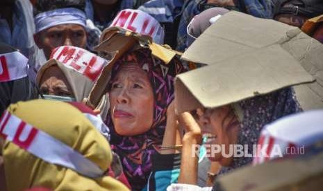 Sejumlah warga korban gempa berunjuk rasa di kantor Bupati Lombok Utara di Tanjung, Lombok Utara, NTB, Rabu (26/9). 