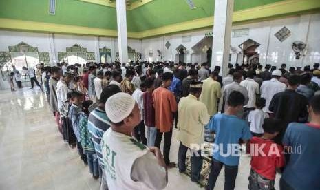 Sejumlah warga korban gempa tsunami dan relawan melaksanakan ibadah shalat Jumat di Masjid Baitussalam di Desa Loli Saluran, Donggala, Sulawesi Tengah, Jumat (5/10). 