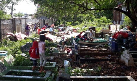 Sejumlah warga korban penggusuran lahan di Kampung Palem Nuri, Kelurahan Panunggangan Barat, Kota Tangerang harus bermalam di lahan kuburan, Kamis (7/12).