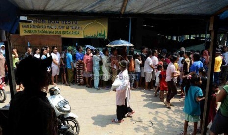  Sejumlah warga kurang mampu antre untuk mendapatkan kupon penukaran sembako murah di Pademangan Jakarta Utara, Kamis (1/8).     (Republika/Agung Supriyanto)