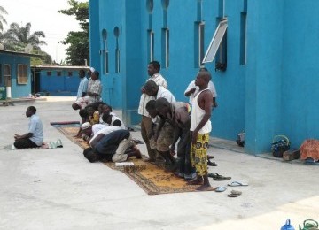 Sejumlah warga Lagos melaksanakan Sholat