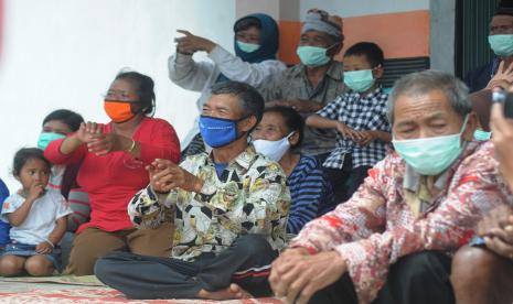 Sejumlah warga lereng Gunung Merapi mengikuti cara cuci tangan yang benar saat edukasi protokol kesehatan di Tempat Pengungsian Tlogolele, Selo, Boyolali, Jawa Tengah, Selasa (10/11/2020). Edukasi dengan mengajarkan cara mencuci tangan, menggunakan cairan antiseptik dan memakai masker tersebut sebagai usaha penguatan penerapan protokol kesehatan di tempat pengungsian Merapi di tengah pandemi COVID-19.