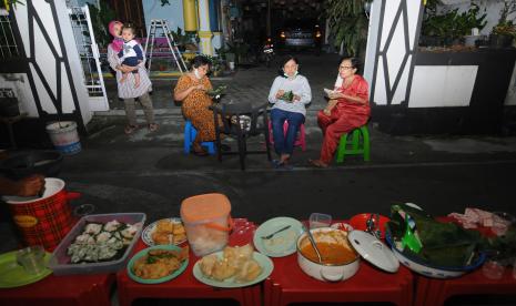 Banyak Muslim Lebih Maklum untuk Tidak Gelar Bukber Puasa. Foto ilustrasi: Sejumlah warga makan bersama saat berbuka puasa di Banyudono, Boyolali, Jawa Tengah, Ahad (17/5/2020). 