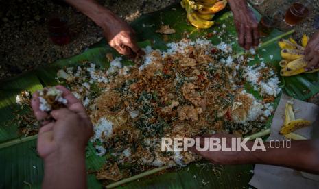 Warga Cerbonan, Kelurahan Sendangmulyo, Kecamatan Minggir, Kabupaten Sleman, Daerah Istimewa Yogyakarta (DIY), tetap menggelar tradisi merti dusun atau bersih desa setiap empat tahun. Namun, penyelenggaraan kali ini pada Ahad (27/6) kemarin dilakukan secara virtual karena pandemi Covid-19. (Ilustrasi makan bersama sebagai bagian dari tradisi bersih desa)