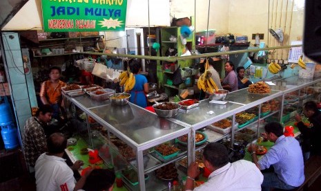 Sejumlah warga makan siang disalah satu warung tegal (warteg).