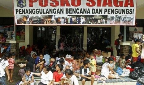  Sejumlah warga masih mengungsi di posko kantor kelurahan Penjaringan, Jakarta Utara, Kamis (24/1). (Republika/Adhi Wicaksono)