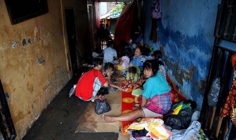  Sejumlah warga masih mengungsi meninggalkan rumah mereka yang terendam air di kawasan Kampung Pulo, Jakarta timur, Rabu (15/1).   (Republika/Prayogi)