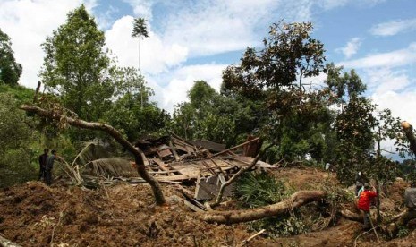  Sejumlah warga masyarakat berada di dekat rumah warga yang tertimbun longsor, di Daerah Kapuang Dadok, Nagari Sungai Batang Kecamatan Tanjung Raya, Kabupaten Agam, Sumbar, Ahad (27/1). (Antara/Arif Pribadi)