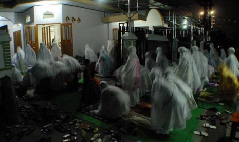 Sejumlah warga melaksanakan ibadah shalat tarawih di mushola.