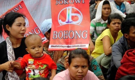 Sejumlah warga melakukan aksi menolak Gubernur DKI Jakarta Joko Widodo maju dalam Pilpres 2014 di depan Balai Kota, Jakarta, Selasa (25/3). (Republika/Yasin Habibi)