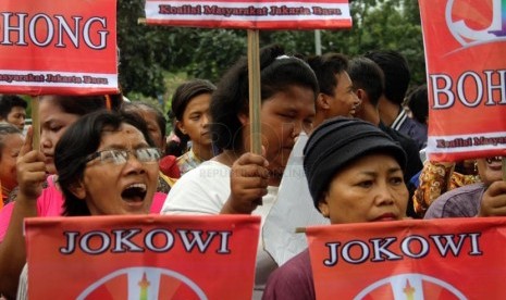 Sejumlah warga melakukan aksi menolak Gubernur DKI Jakarta Joko Widodo maju dalam Pilpres 2014 di depan Balai Kota, Jakarta, Selasa (25/3). (Republika/Yasin Habibi)