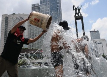 Sejumlah warga melakukan aksi teatrikal dalam memperingati Hari Air Sedunia di Bundaran Hotel Indonesia (HI), Jakarta, Kamis (22/3). (Republika/Aditya Pradana Putra)