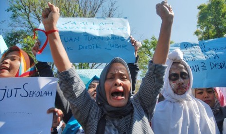 Sejumlah warga melakukan aksi unjuk rasa sistem Zonasi Sekolah di depan Gedung Sate, Bandung, Jawa Barat, Senin (9/7).