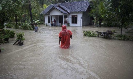   Sejumlah warga melakukan aktivitas ketika banjir menggenangi pemukiman di Desa Gotakan, Panjatan, Kulon Progo, Yogyakarta, Jumat (20/12).   (Antara/Sigid Kurniawan)