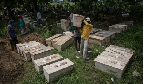 Sejumlah warga melakukan pembongkaran makam di Desa Kebonrejo, Temon, Kulonprogo, DI Yogyakarta, Rabu (8/11). 