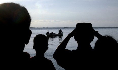 Sejumlah warga melakukan pencarian korban kapal motor Ladang Pertiwi yang tenggelam menggunakan kapal rakyat di Pelabuhan Rakyat Paotere, Makassar, Sulawesi Selatan.