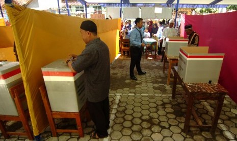 Sejumlah warga melakukan pencoblosan di Tempat Pemungutan Suara (TPS) saat Pemilihan Kepala Desa (Pilkades) serentak 2018 di Desa Danawarih, Kabupaten Tegal, Jawa Tengah, Senin (17/12/2018). 