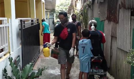 Sejumlah warga melakukan penyemprotan disinfektan di Depok, Jawa Barat (ilustrasi). Dekan Fakultas Kedokteran Universitas Indonesia (FKUI) Prof Ari Fahrial Syam mengatakan, menjaga jarak fisik dan menghindari percikan ludah (droplet) lebih penting dari penyemprotan disinfektan.