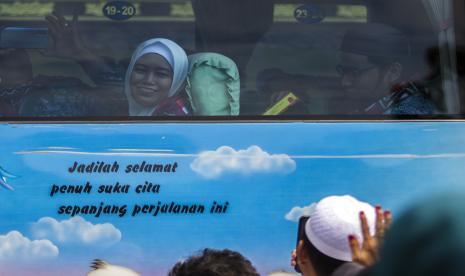 A number of residents wave to the pilgrims of the Hajj candidate.