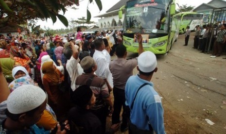 Sejumlah warga melambaikan tangan saat pelepasan jemaah calon haji di Halaman Gedung Islamic Center, Pangandaran, Jawa Barat, Selasa (1/8).