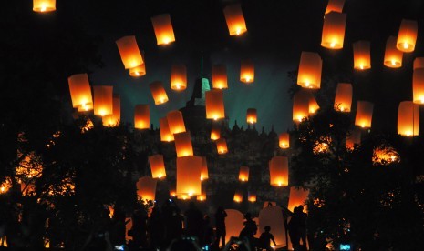 Sejumlah warga melepaskan lampion ke langit saat acara Borobudur Nite 2017 di taman Aksobya kawasan Taman Wisata Candi (TWC) Borobudur, Magelang, Jateng, Senin (1/1). Sedikitnya 2.500 lampion perdamaian diterbangkan dalam rangka menyambut tahun baru 2018 Masehi.