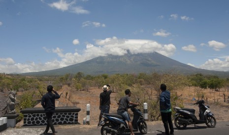 Sejumlah warga melihat Gunung Agung dari Desa Batu Niti yang berjarak sekitar 12 kilometer dari gunung berstatus awas itu, Karangasem, Bali, Senin (25/9).