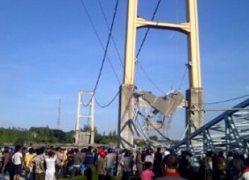 Sejumlah warga melihat Jembatan Mahakam yang ambruk yang membentang antara Tenggarong dan Tenggarong Seberang, Sabtu (26/11).