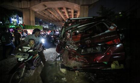 Sejumlah warga melihat kendaraan yang mengalami kerusakan akibat kecelakaan di Jalan Transyogi, Cibubur, Bekasi, Jawa Barat, Senin (18/7/2022). Menurut Dirlantas Polda Metro Jaya Kombes Latif Usman sebanyak 11 orang meninggal dunia dalam kecelakaan truk pengangkut BBM yang mengalami rem blong dan menabrak sejumlah kendaraan.