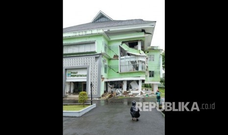 Sejumlah warga melihat kondisi gedung Perpustakaan Institut Agama Islam Negeri (IAIN) Ambon yang rusak akibat adanya pergerakan tanah di kawasan kampus IAIN, Desa Batu Merah, Ambon, Maluku, Kamis (6/6/2019).