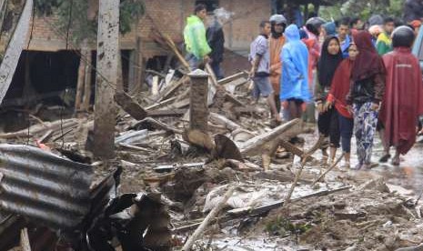 Sejumlah warga melihat kondisi rumah yang rusak akibat banjir bandang di Nagari Tanjung Bonai, Lintau Buo, Kab.Tanah Datar, Sumatera Barat, Jumat (12/10).