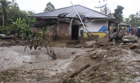 Sejumlah warga melihat kondisi rumah yang rusak akibat banjir bandang di Nagari Tanjung Bonai, Lintau Buo, Kab.Tanah Datar, Sumatera Barat, Jumat (12/10).