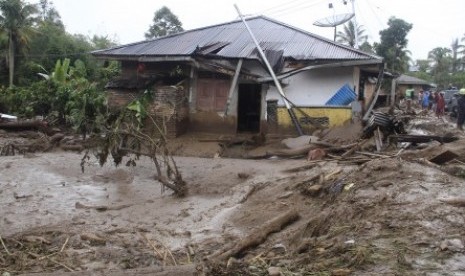 Sejumlah warga melihat kondisi rumah yang rusak akibat banjir bandang di Nagari Tanjung Bonai, Lintau Buo, Kabupaten Tanah Datar, Sumatera Barat, Jumat (12/10). 