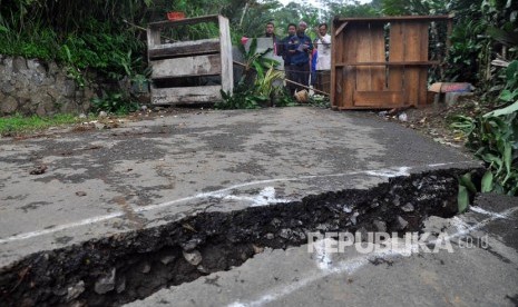 Sejumlah warga melihat lokasi bencana tanah bergerak, di Desa Bantar, Wanayasa, Banjarnegara, Jawa Tengah, Jumat (12/1).