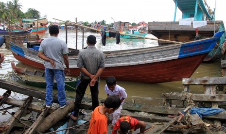 Sejumlah warga melihat perahu milik warga etnis Rohingya yang terdampar di Pelabuhan Kuala Idi Rayeuk, Aceh Timur, Aceh, Selasa (4/12/2018).