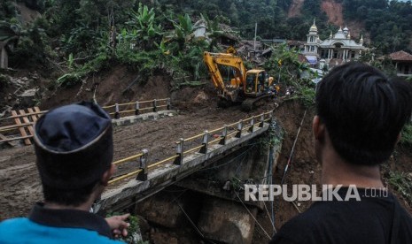 Dinkes Lebak Jamin Obat-obatan untuk Pengungsi Cukup. Sejumlah warga melihat proses pembersihan material longsor di Kampung Cinyiru, Lebak, Banten, Kamis (9/1/2020).