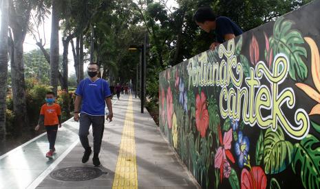 Sejumlah warga melintas di Jalan Ahmad Yani, Pontianak, Kalimantan Barat, Ahad (9/1/2022). Dinas Kesehatan Provinsi Kalbar mengimbau masyarakat setempat untuk disiplin dalam menerapkan protokol kesehatan guna mencegah terjadinya penularan COVID-19 varian Omikron yang sudah terdeteksi di Indonesia.