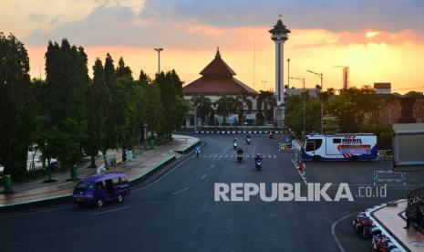 Sejumlah warga melintas di jalan Alun-alun simpang tujuh, Kudus, Jawa Tengah, Sabtu (5/6/2021). 