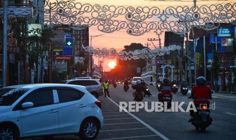 Sejumlah warga melintas di jalan Sunan Kudus, Kudus, Jawa Tengah, Sabtu (5/6/2021). Pemerintah setempat menerapkan kebijakan dua hari di rumah saja bagi warganya pada Sabtu (5/6/2021) hingga Minggu (6/6/2021) untuk menekan angka penyebaran kasus COVID-19 yang melonjak pascalebaran. 