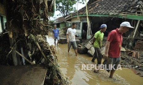 Sejumlah warga melintas di Kampung Cimacan pasca banjir bandang, Kecamatan Tarogong Kidul, Kabupaten Garut, Rabu (21/9).