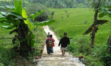 Sejumlah warga melintasi jalan menuju makam pahlawan nasional Tan Malaka yang terletak di Desa Selopanggung, Kecamatan Semen, Kediri, Selasa (21/2).