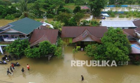 Banjir Besar Lumpuhkan Kapuas Hulu. Sejumlah warga melintasi pemukiman yang tergenang banjir di Jalan Ngurah Rai Putussibau, Kabupaten Kapuas Hulu, Kalimantan Barat, Selasa (15/9/2020). Kota Putussibau masih terendam banjir dan mengalami pemadaman listrik serta jaringan telekomunikasi sejak Ahad (13/9/2020). 