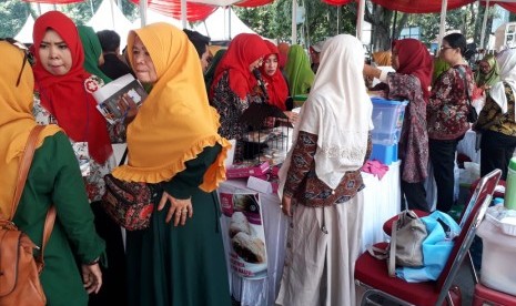 Sejumlah warga memadati bazar Usaha Mikro Kecil dan Menengah (UMKM) saat acara Pekan Koperasi Kota Depok 2019 yang di buka Wali Kota Depok Mohammad Idris dan Wakil Walikota Depok Pradi Supriatna di Balai Kota Depok, Kamis (1/8). 