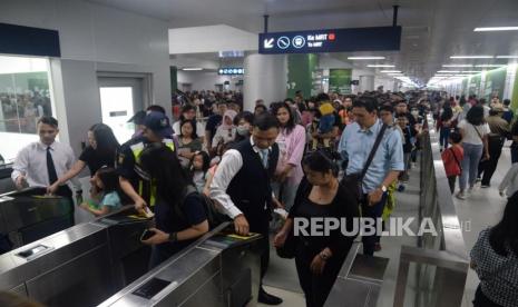 Sejumlah warga memadati Stasiun MRT Bundaran HI, Jakarta pada libur Hari Raya Idul Fitri 1440 H, Kamis (6/6).