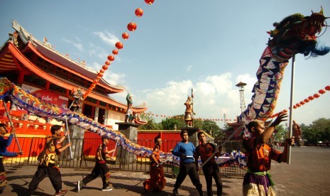 Sejumlah warga memainkan ular naga di Klenteng Sam Poo Kong, Semarang, Jawa Tengah, Minggu (4/8/2019).