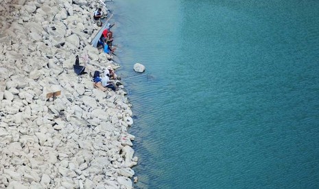  Sejumlah warga memancing di kawasan waduk Jatigede, Kabupaten Sumedang, Rabu (29/7).    (foto : Septianjar Muharam)