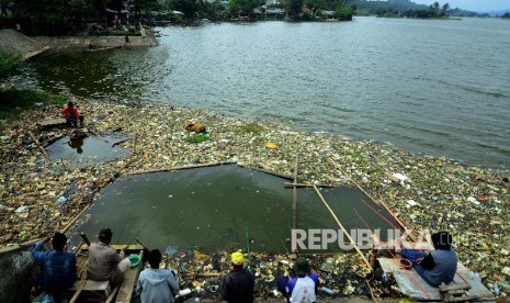 Sejumlah warga memancing di tempat wisata Situ Ciburuy, Kemacatan Padalarang, Kabupaten Bandung Barat, Kamis (29/12