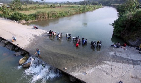 Sejumlah warga memanfaatkan aliran Sungai Cileungsi untuk mencuci pakaian dan mandi di Desa Gunung Sari, Citeureup, Kabupaten Bogor, Jawa Barat, Senin (18/9).